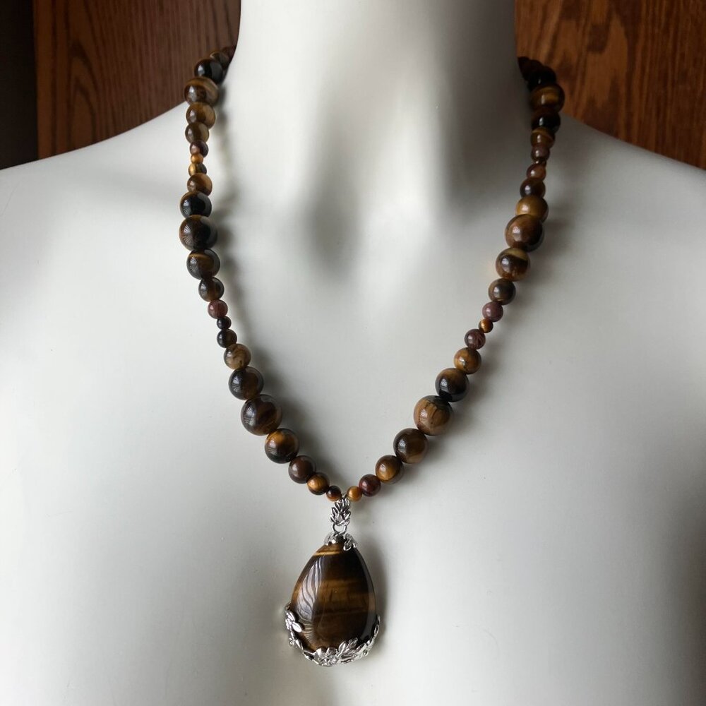 Gorgeous and Beautiful Tiger Eye Teardrop Necklace + graduated Beads Brand NEW
